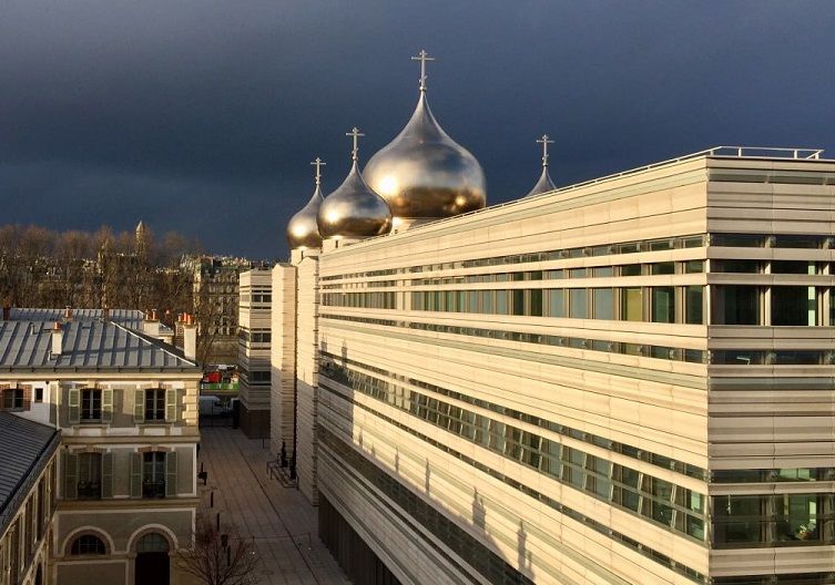 LeJDNews's tweet card. Depuis 2016, la cathédrale de la Sainte-Trinité veille sur Paris, entre ciel et silence. Un joyau discret, à deux pas de la tour Eiffel.