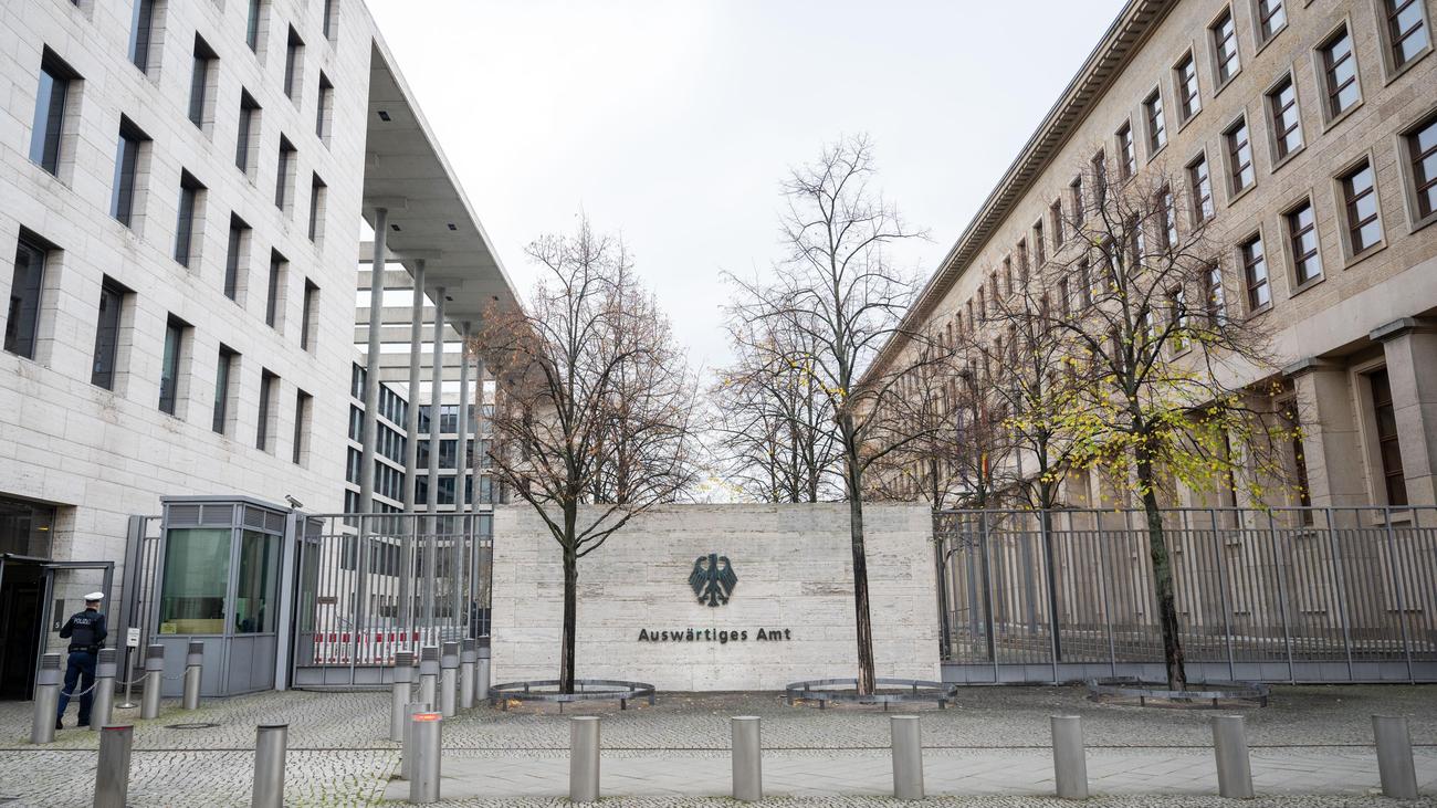 EslyGunter's tweet card. Unter dem Motto "loyal nonkonform" haben sich laut einem Bericht Diplomaten im Auswärtigen Amt vereint. Sie fordern eine deutlichere Kritik an der israelischen Regierung.