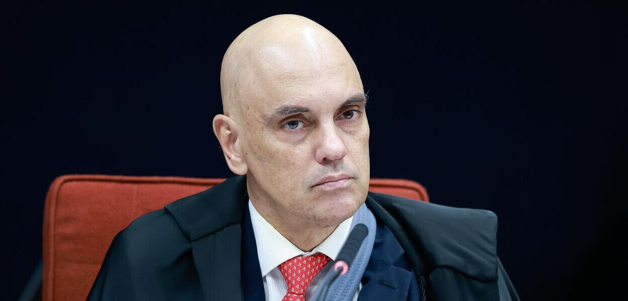 deniseassis3's tweet card. Alexandre de Moraes evitou o xeque-mate
