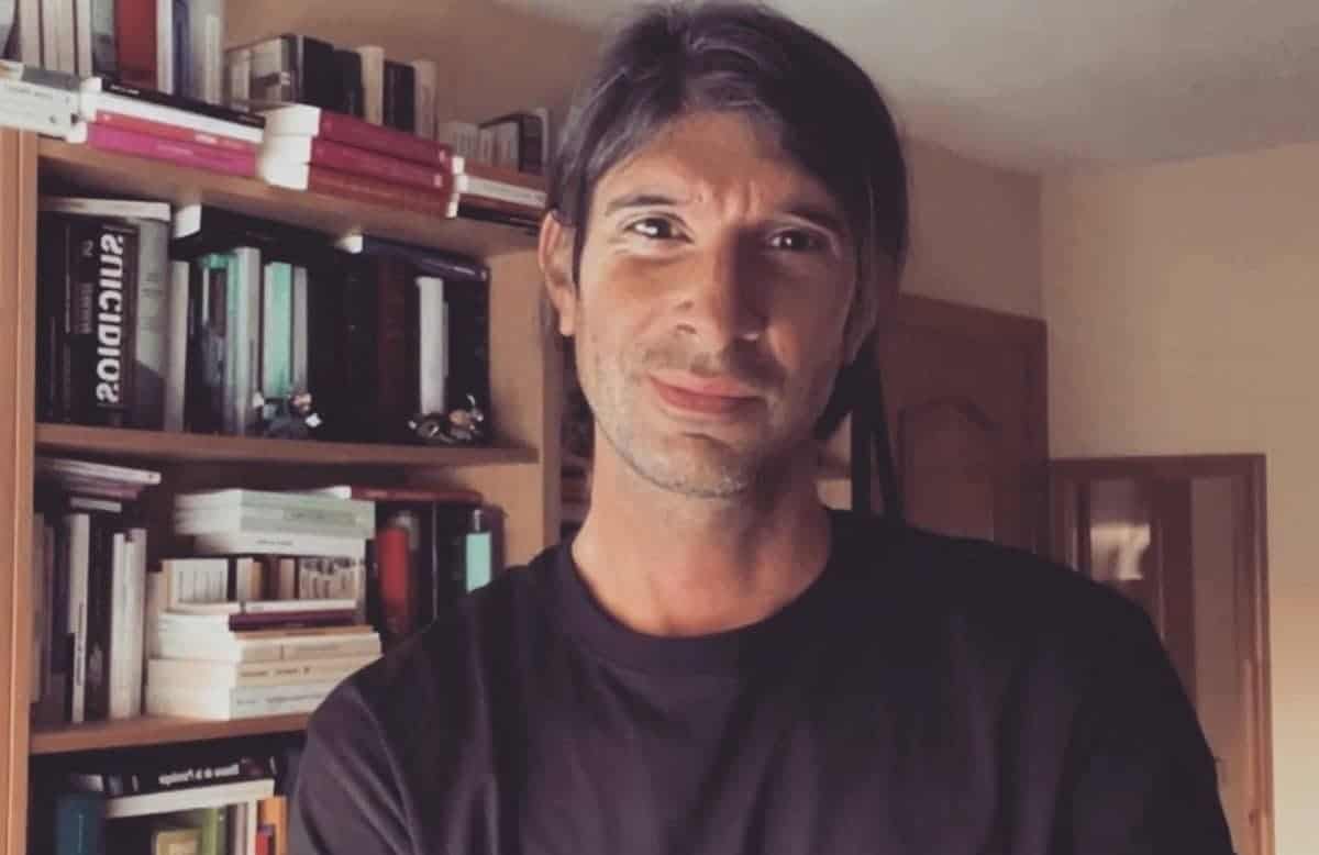 jarevalo07's tweet card. Vivir pegados a una pantalla sin observar el mundo que nos rodea, la prisa como vehículo del día a día, mensajes positivos que esconden actitudes envenenadas… El filósofo Carlos Javier González...
