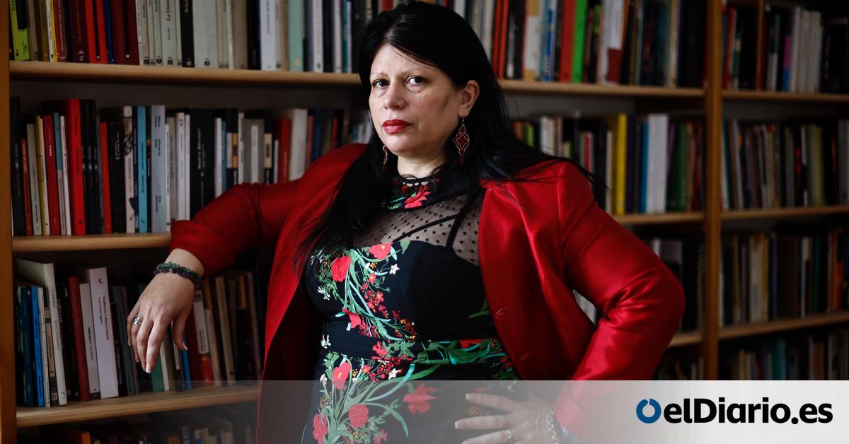 eldiarioCultura's tweet card. Su libro se convirtió en un fenómeno desde que fue publicado en 2019. El Gobierno argentino intentó boicotearlo y ahora se reestrena como éxito que tiene adaptación en formato de serie