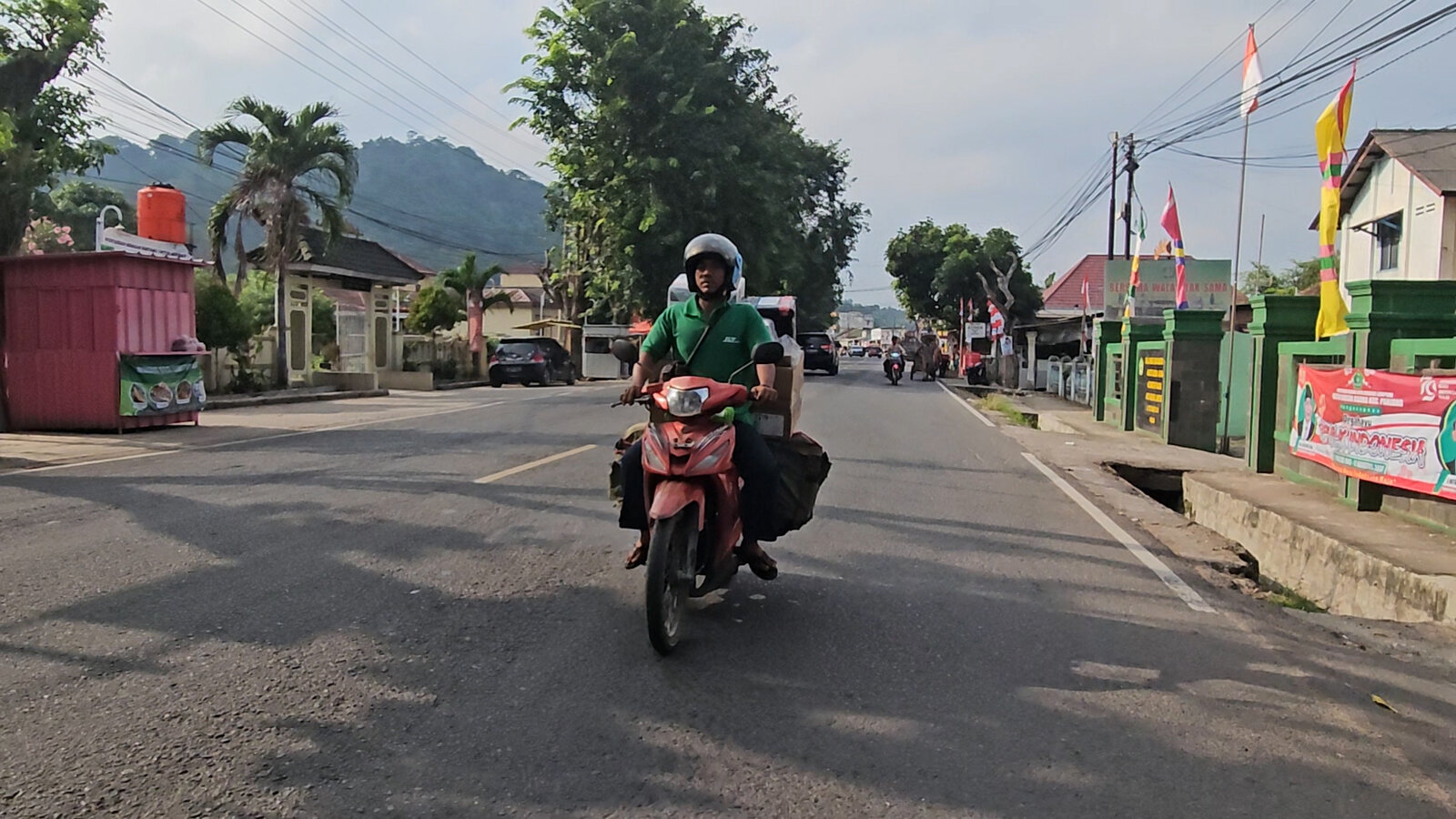 jordanr_k's tweet card. When TikTok needed an e-commerce partner in Indonesia, Tokopedia was an obvious candidate for the vast network of warehouses, motorbikes and “sprinters” it uses.