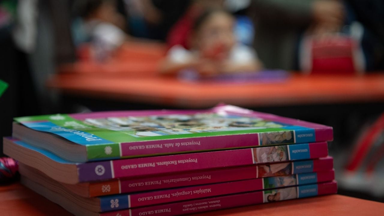 Irma_vh's tweet card. El documento sugiere tratar de inmovilizar a las personas que ingresen armadas a los planteles para intentar asesinar estudiantes y profesores. La gobernadora Marina del Pilar Ávila aseguró que...