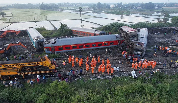 dakshin17's tweet card. CHENNAI: The derailment of 12 coaches of Train number 12578 Mysore-Darbhanga Bagmati Express took place after colliding with a stationary goods train at Kavarai