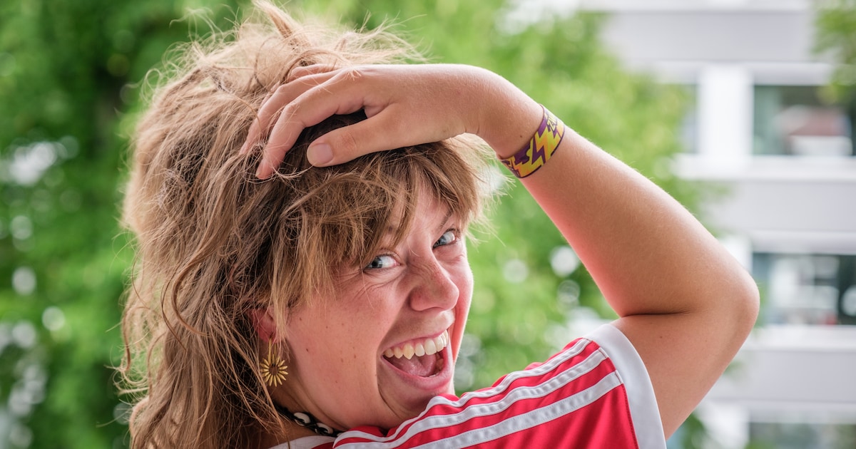 thijsvandertuin's tweet card. Als puber wast Veerle Supheert (24) uit Utrecht elke dag haar haar. Dat gaat haar tegenstaan, want: is dat écht nodig? Twee jaar terug besluit ze helemaal te stoppen met shampoo. „De kapper vond het...