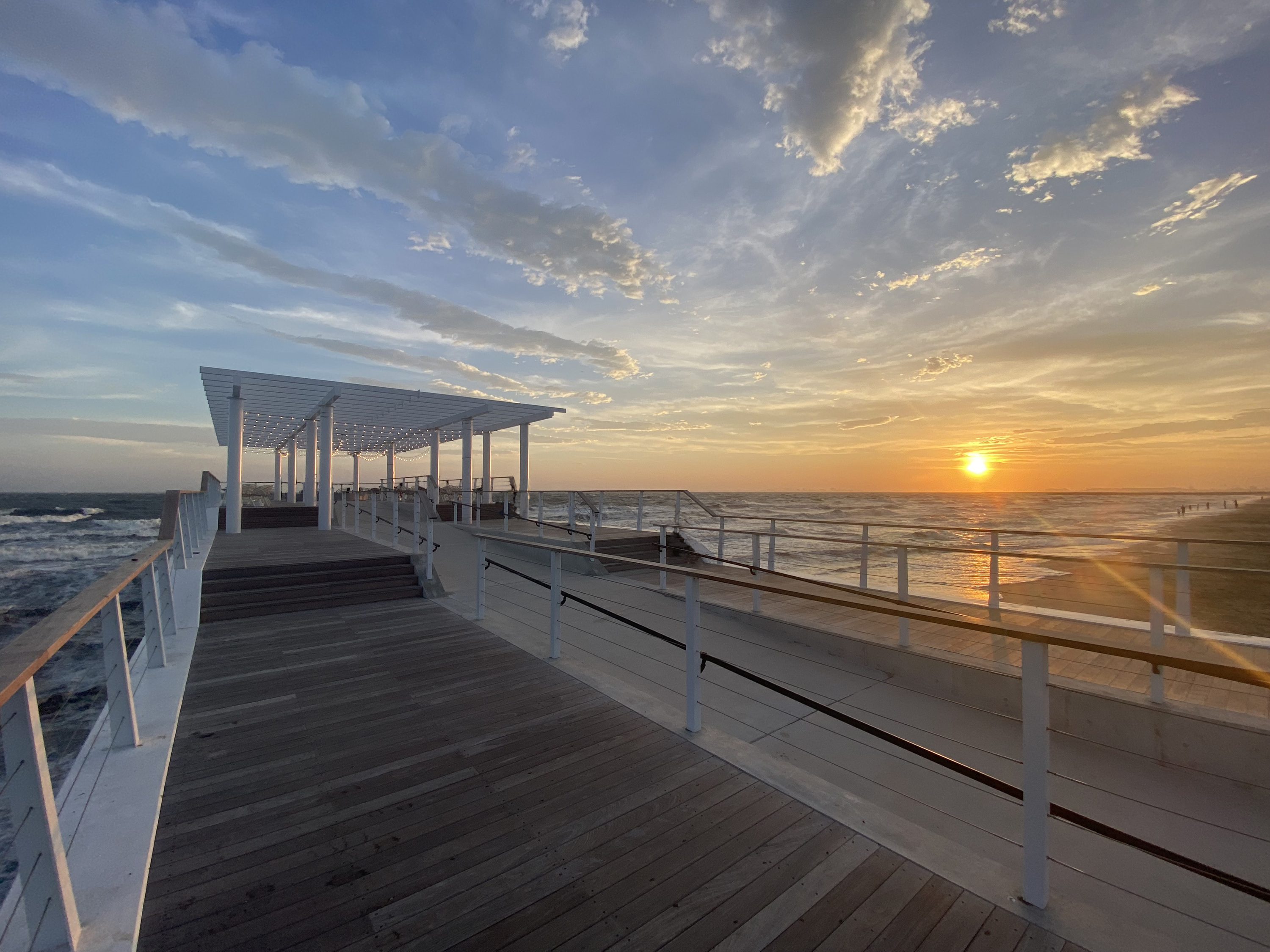 TimeOutTokyo's tweet card. These summer hangouts in Kanagawa are serving casual meals and refreshing cocktails on the beach