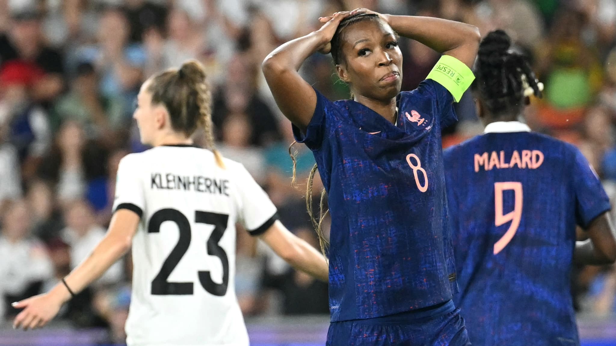 Daniel_MRQ's tweet card. Expulsion rapide, possession record mais manque de dangerosité, contacts et fautes à foisons. Voici les chiffres à retenir de l’élimination de l’équipe de France féminine face aux Allemandes samed...