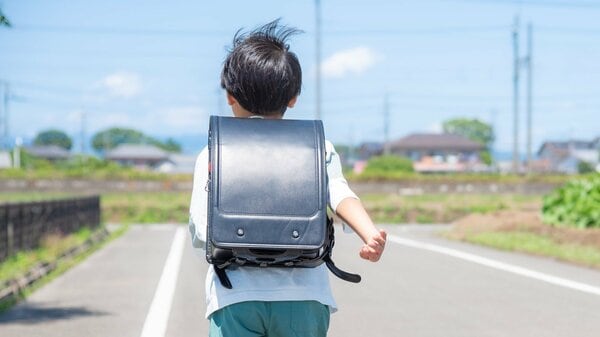Vwjdbn36RSsz5l8's tweet card. 現在、小学1年生の約半数が学童保育を利用していると言われている。さらには、塾や運動教室、ピアノなど習い事をしている子どもたちも多い。習い事も子どもたちがさまざまな興味を持つきっかけにつながるが、今の子どもは忙しすぎる。そう嘆くのが、民間学童保育を立ち上げた島根太郎さん。放課後は貴重だからこそ、価値のある時間にしたいと東京・神奈川で民間学童保育施設を運営する東急キッズベースキャンプの代表を務め...