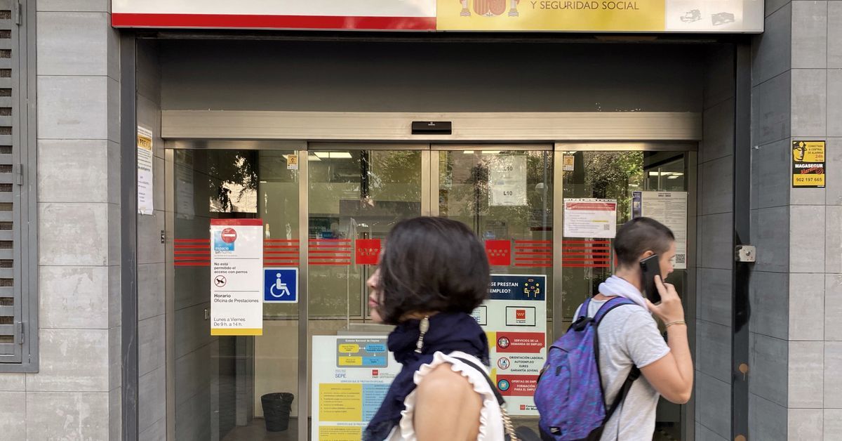 pradobenjamin's tweet card. Según los datos de la EPA, el número de desempleados bajó en 236.100 personas Y la tasa de paro disminuyó un punto hasta el 10,29%