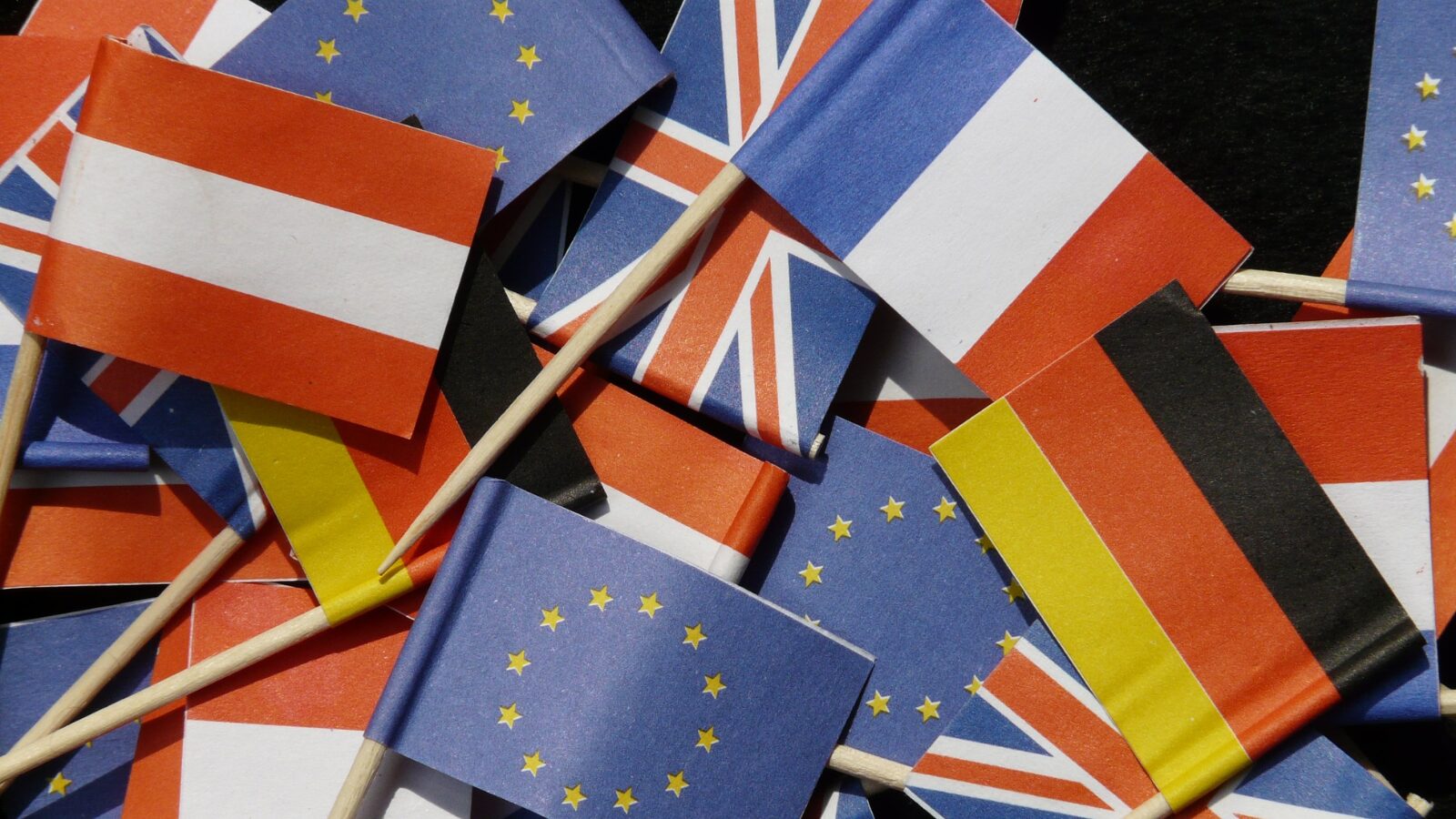 RedarLawen's tweet card. Assiste-t-on à l'émergence d'une nouvelle gauche en Europe, autour d'un projet « post-sociétal », face aux populistes d'extrême droite ?