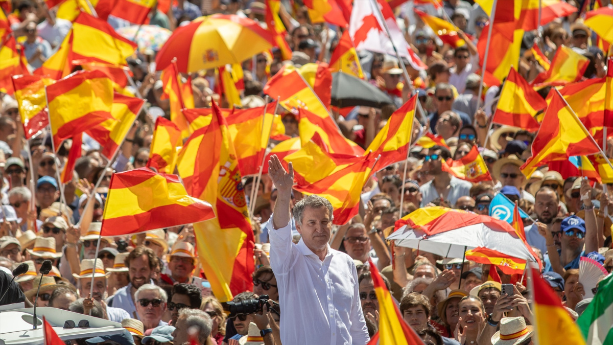jonathanmartinz's tweet card. El PP se manifiesta bajo el lema 'Mafia o democracia' cuando ha sido tres veces condenado por corrupción