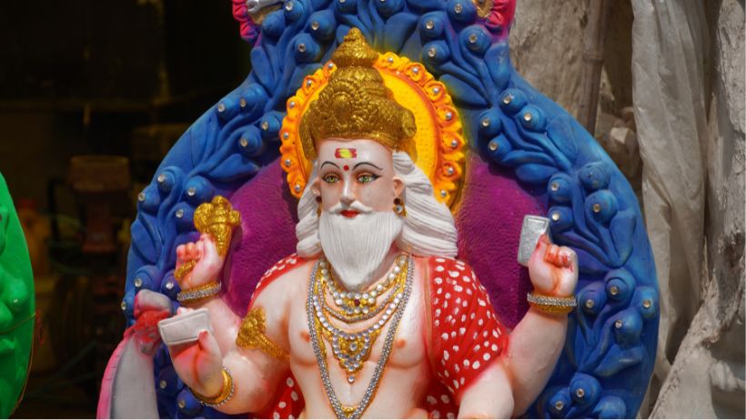 WorldAuthorsOrg's tweet card. There are many benefits of performing Shri Vishwakarma Aarti. By performing the Shri Vishwakarma Aarti daily, the devotees get success and