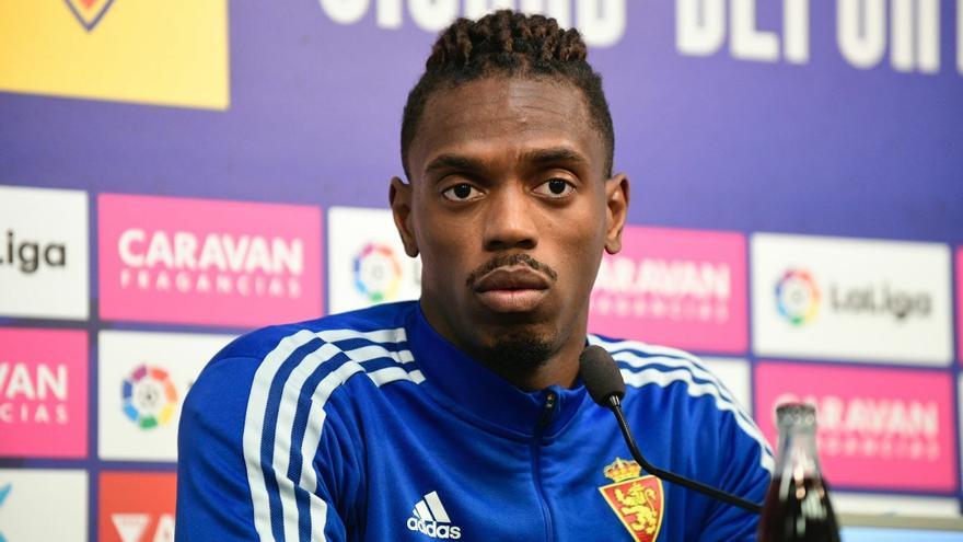 MikRec's tweet card. El veterano central portugués reforzará la zaga del equipo armero