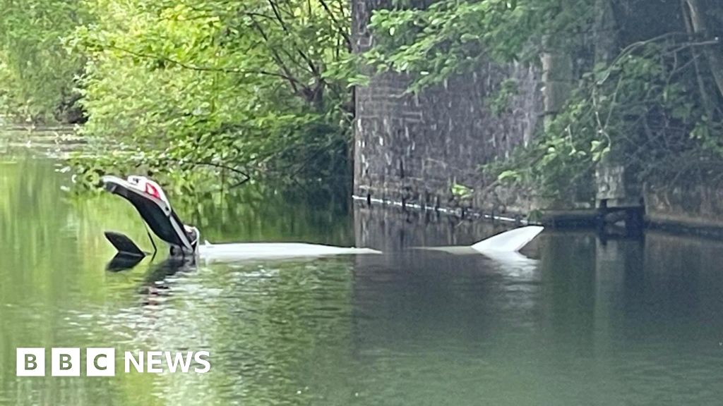 monsieurballard's tweet card. An off-duty firefighter steps in to help the driver escape the canal in Stretford.