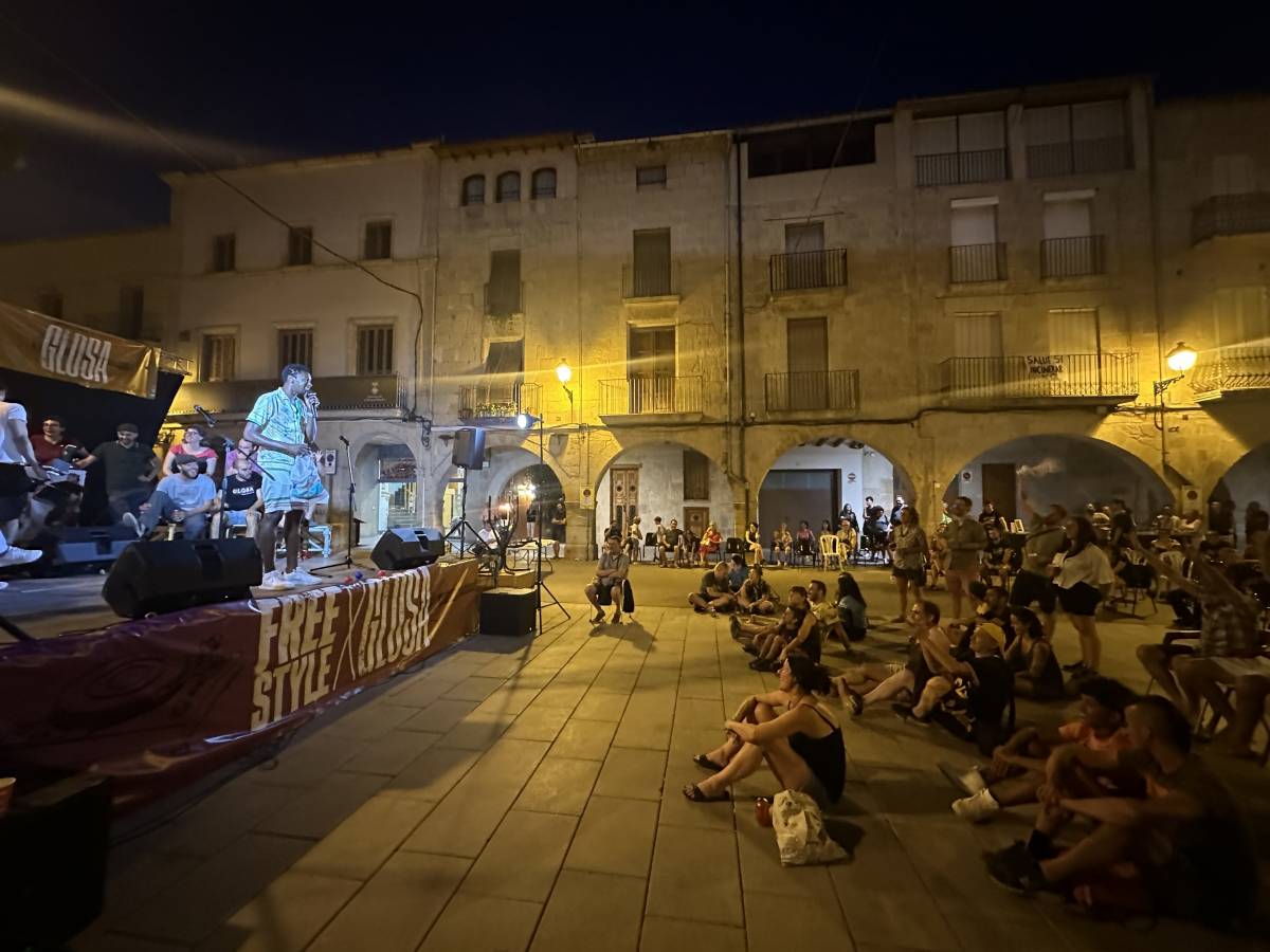 NacioLleida's tweet card. El 26 de juliol, dotze artistes dels Països Catalans es reuniran a la plaça de l’U d’Octubre per fusionar freestyle i glosa en un espectacle d’improvisació en català dins del Correllengua 2025