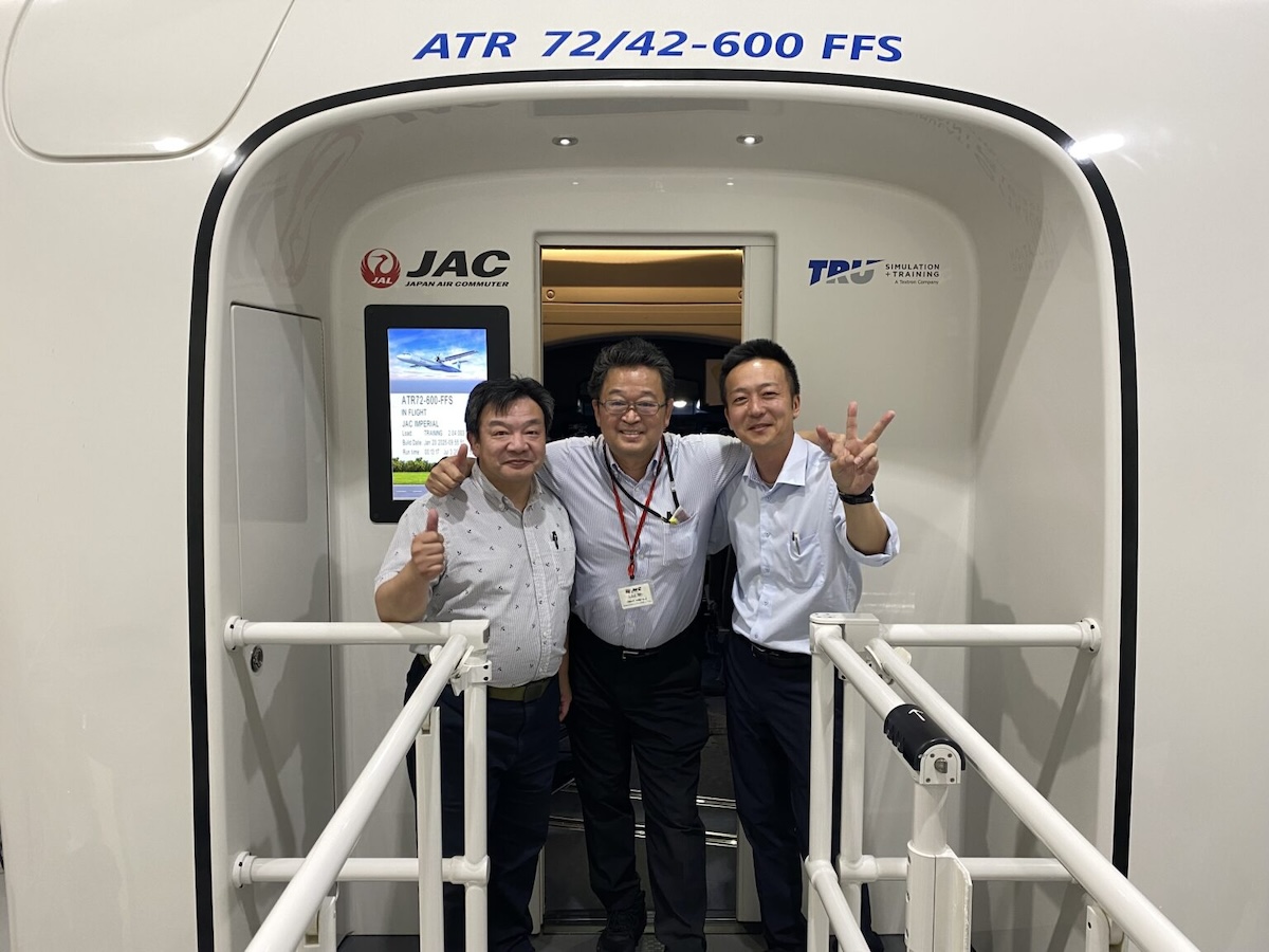 FlyTeamNews's tweet card. 関西空港を拠点に国内線への参入を目指す新興航空会社「JCASエアウェイズ」は2025年7月24日、運航予定のATR72-600型機に対応する国家資格「一等航空整備士」の試験において、整備士3名が合格したと発表しました。新規就航に向けた準備が、さらに一歩前進したことになります。「一等航空整備士」は、