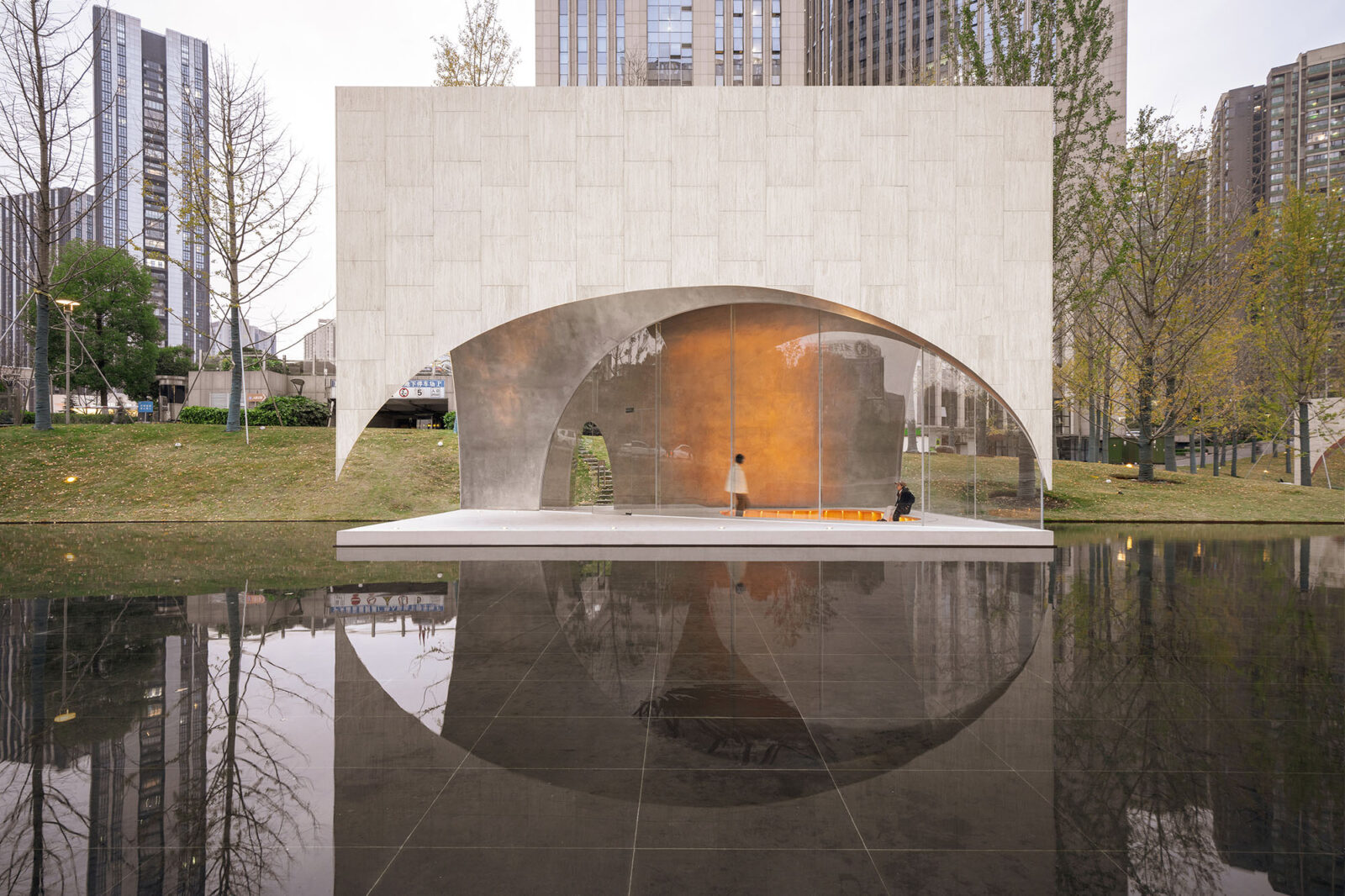 NPO_ADF's tweet card. 中国・貴州省の貴陽市に建つ〈AYDCパブリック・アート・センター（AYDC Public Art Center）〉は、コミュニティ、イノベーション、自然を統合した拠点として設計された分散型アートパビリオンです。 深圳、雲南、ニューヨークに拠点を置く建築事務所 ATELIER XIが設計しました。 図書館、礼拝堂、舞台として機能する3つのパビリオン 単一のデザイン言語を用いつつそれぞれの機能に適応...