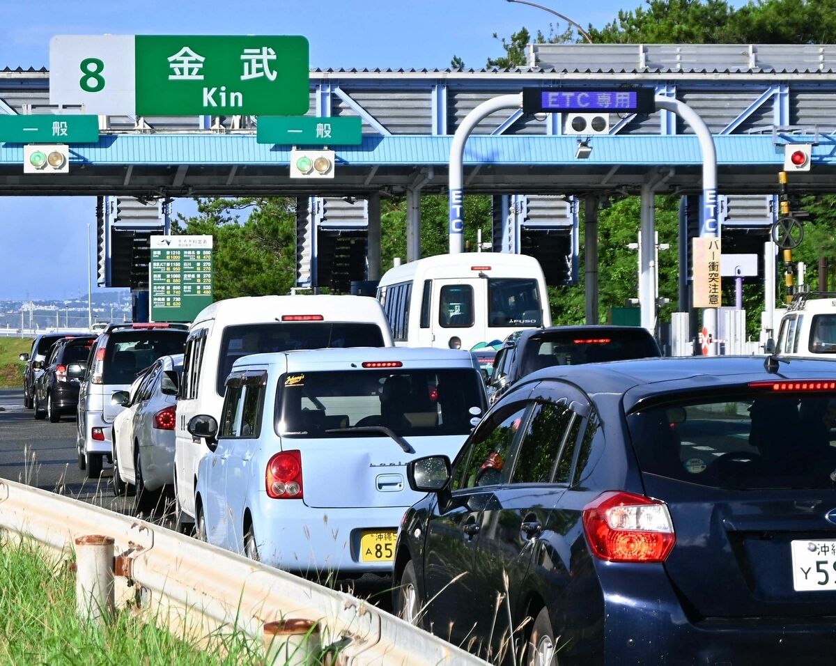 okinawatimesweb's tweet card. ［リポート’２５ 金武発］　沖縄自動車道の金武インターチェンジ（ＩＣ）出口付近が平日朝の出勤時間帯、恒常的に混み合っている。特に一般レーンが混雑し、ひどい時は、本線から出口に向かう分岐道路まで車両が並び、ＥＴＣ搭載車も専用レーンに行くまで時間がかかっている状況だ。