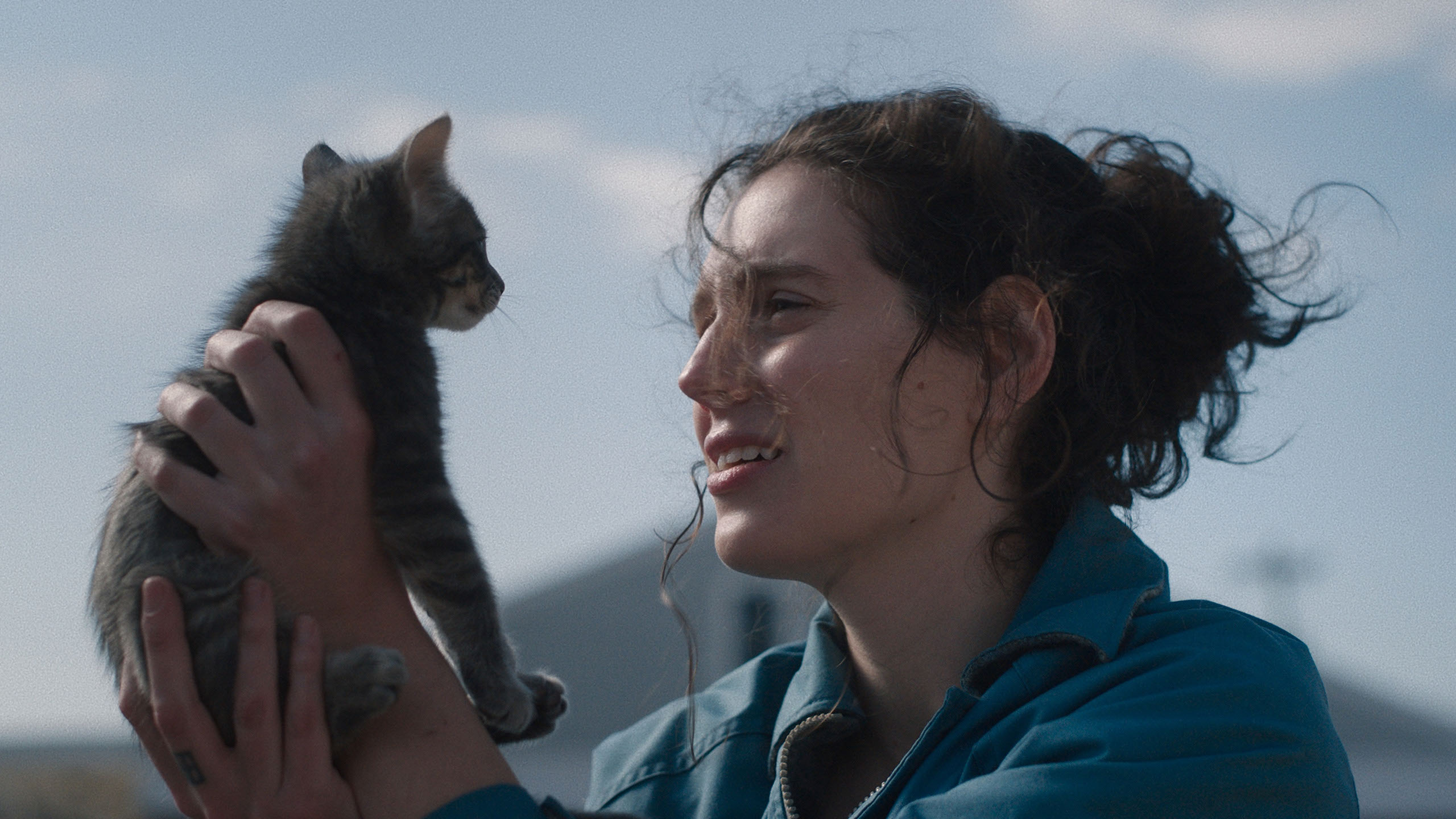 Critikat's tweet card. C’est autour de la maison, filmée comme un lieu à la fois familier et opaque, qu’Eva Victor construit son premier long métrage. En s’ouvrant sur un plan