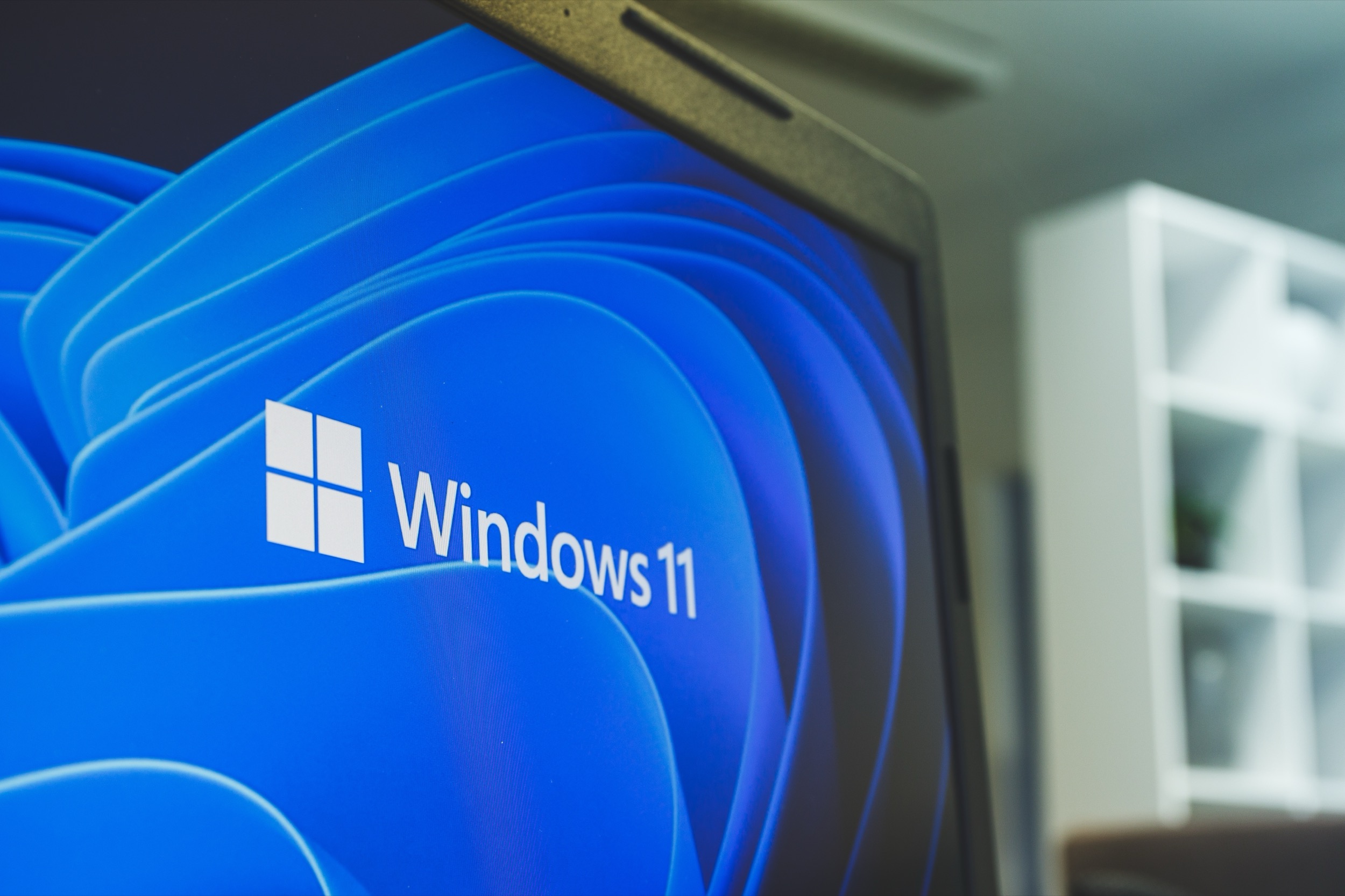 Clubic's tweet card. Lancée dans un climat de méfiance, la fonctionnalité Recall de Windows 11 continue de susciter des réactions controversées. Plusieurs applications, dont Signal, Brave et AdGuard, refusent désormais...