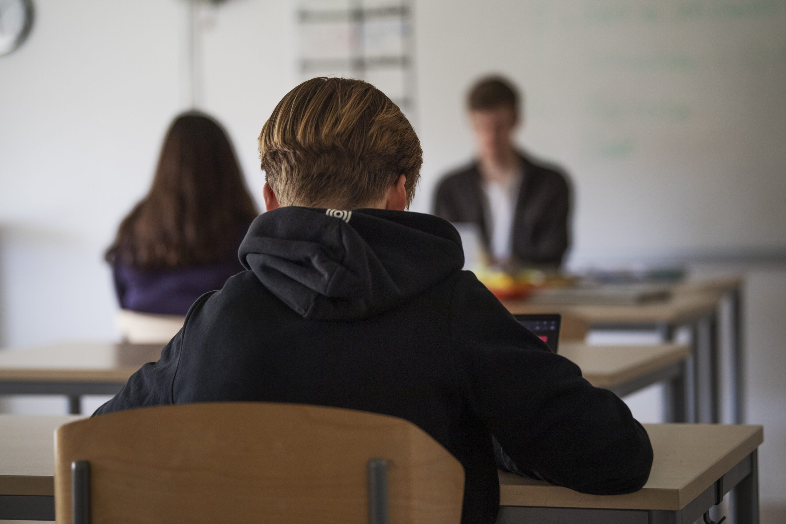 SmedjanTimbro's tweet card. Att de elever som inte klarade vårterminen får en sista chans på sommarlovet är inte nödvändigtvis dåligt – men låt inte det dölja den ordinarie terminens problem, skriver Karin Pettersson.