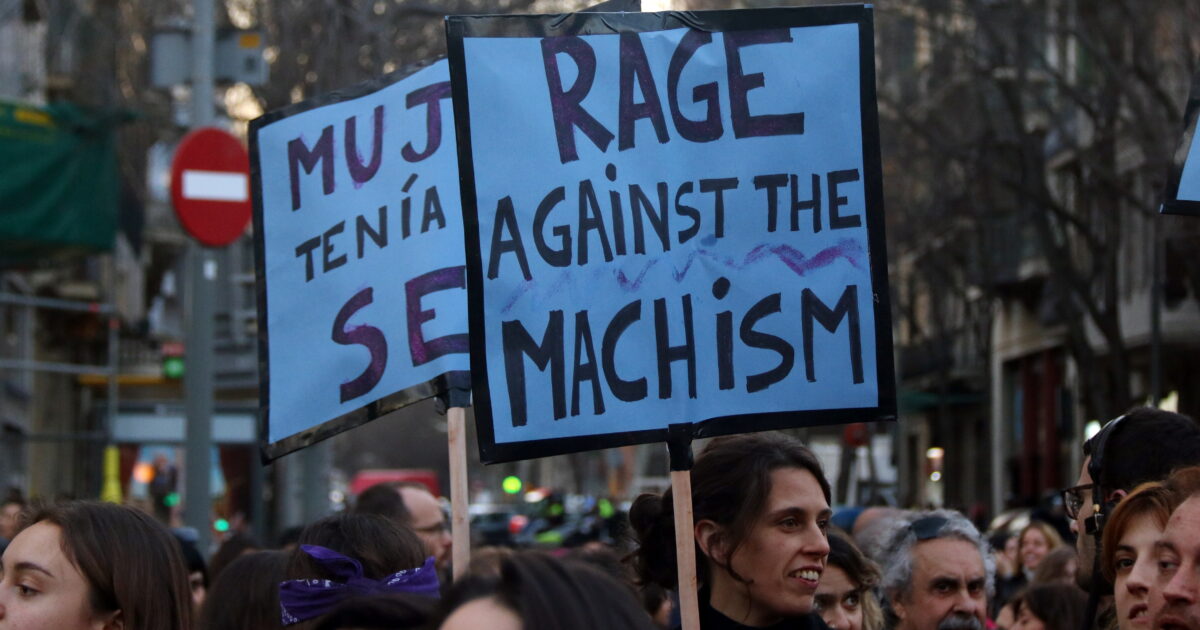 SentitCritic's tweet card. L’abús de poder i assetjament del catedràtic Ramon Flecha a la Universitat de Barcelona em fa pensar en el nombre inacabable de situacions en què les dones hem hagut de patir en silenci i en solitari...