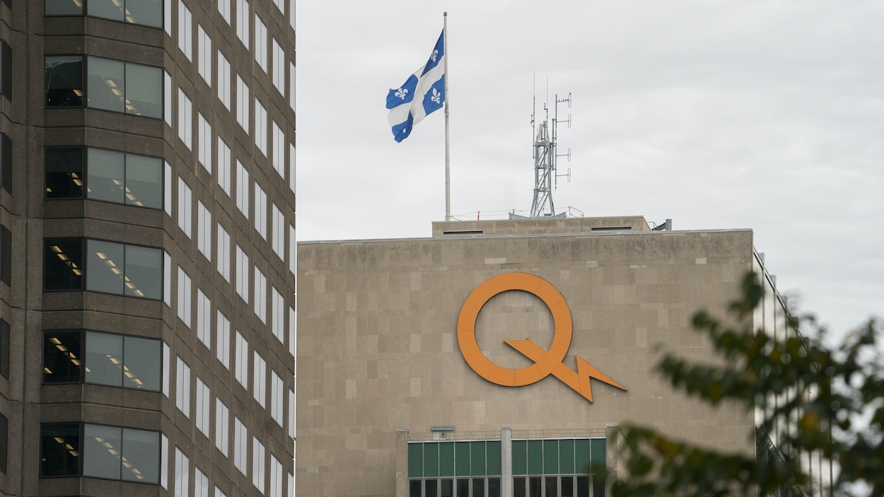 MercedsLandry's tweet card. Hydro-Québec emploie 2300 consultants du privé « très bien payés », soit autant que le nombre de cadres, révèlent des documents inédits.