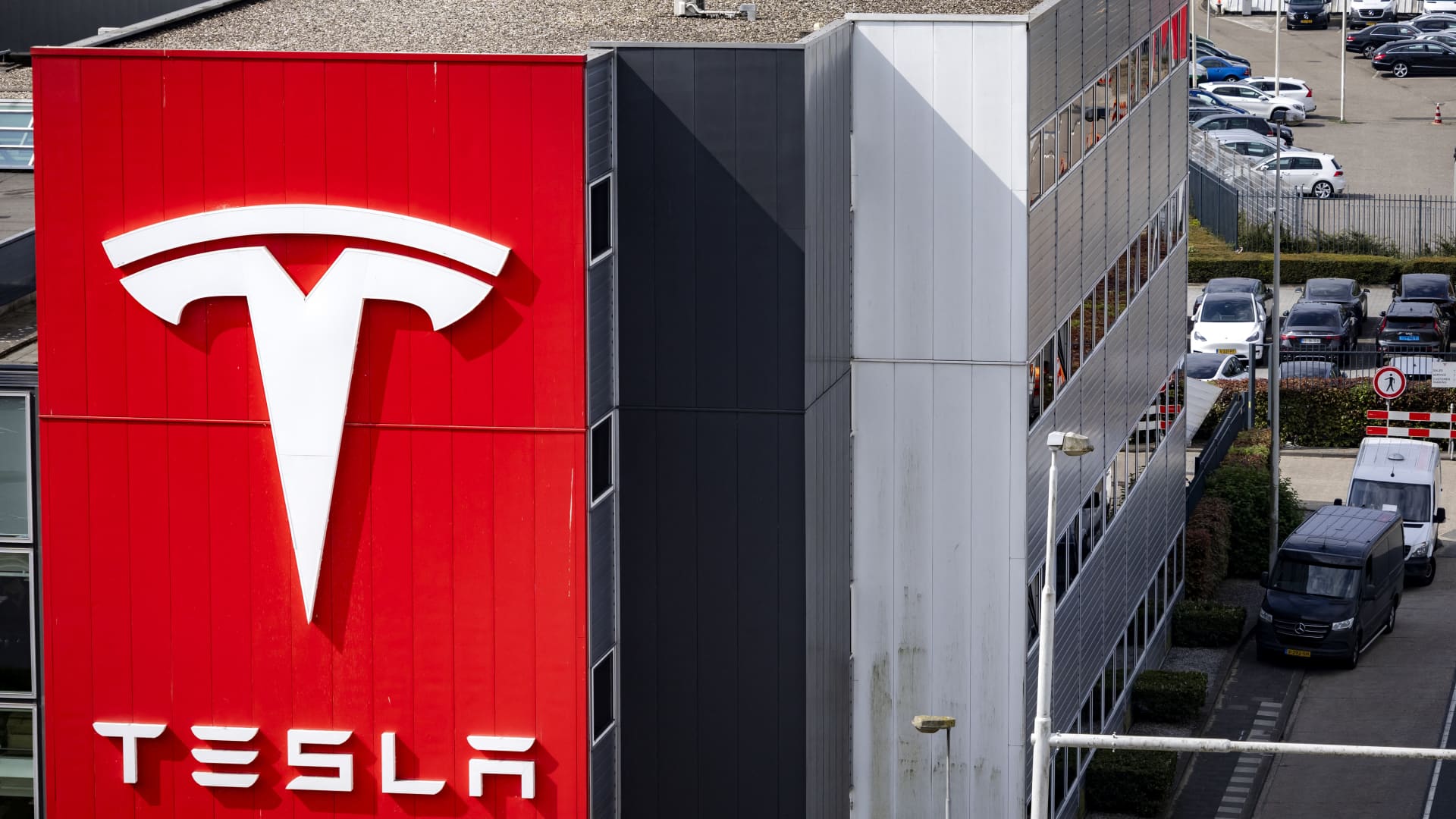 cleanenergywire's tweet card. It wasn't just Tesla that reported a drop in new car registrations in June, however. Europe's four best-selling automakers all sold fewer cars.