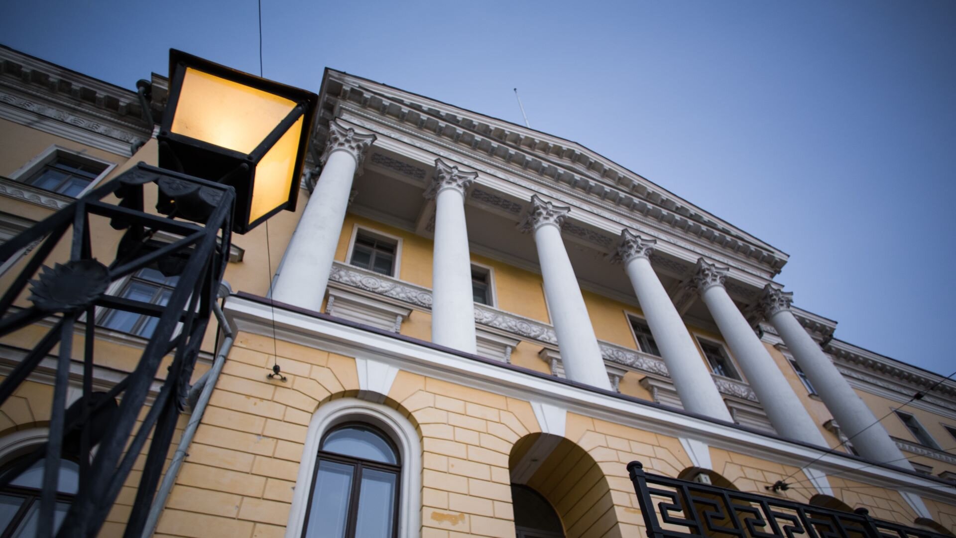 SariMultala's tweet card. Työ- ja elinkeinoministeriö lähettää 26.6.2025 lausunnolle luonnoksen uudeksi ydinenergialaiksi. Uudistuksen päätavoitteena on pitää ydinenergian käyttö yhteiskunnan kokonaisedun mukaisena sekä...