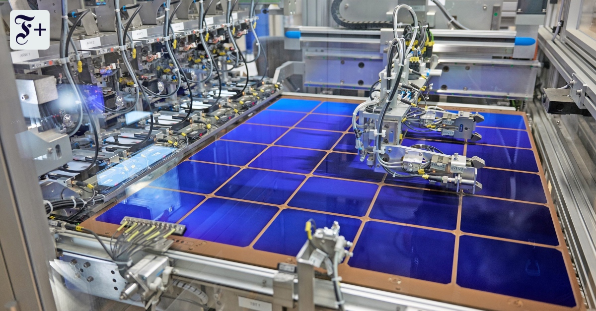 FAZ_Wirtschaft's tweet card. Waren die Abgesänge auf die Solarindustrie in Deutschland verfrüht? Für die Beschäftigten der insolventen Tochtergesellschaften des Schweizer Solarunternehmens Meyer Burger zeichnet sich eine...