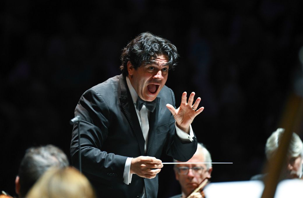 bachtrack's tweet card. Măcelaru's eclectic programming elicits passionate performances from the Orchestre National de France, and Randall Goosby shows his versatility with elegant and impassioned artistry. 