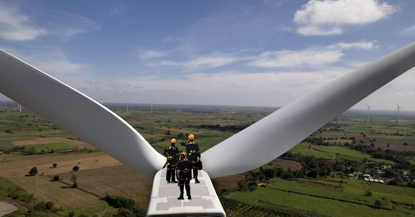 BusinessGreen's tweet card. New Oil and Gas Transition Training Fund aims to help oil and gas workers in Aberdeenshire secure jobs in Scotland's growing clean energy sector