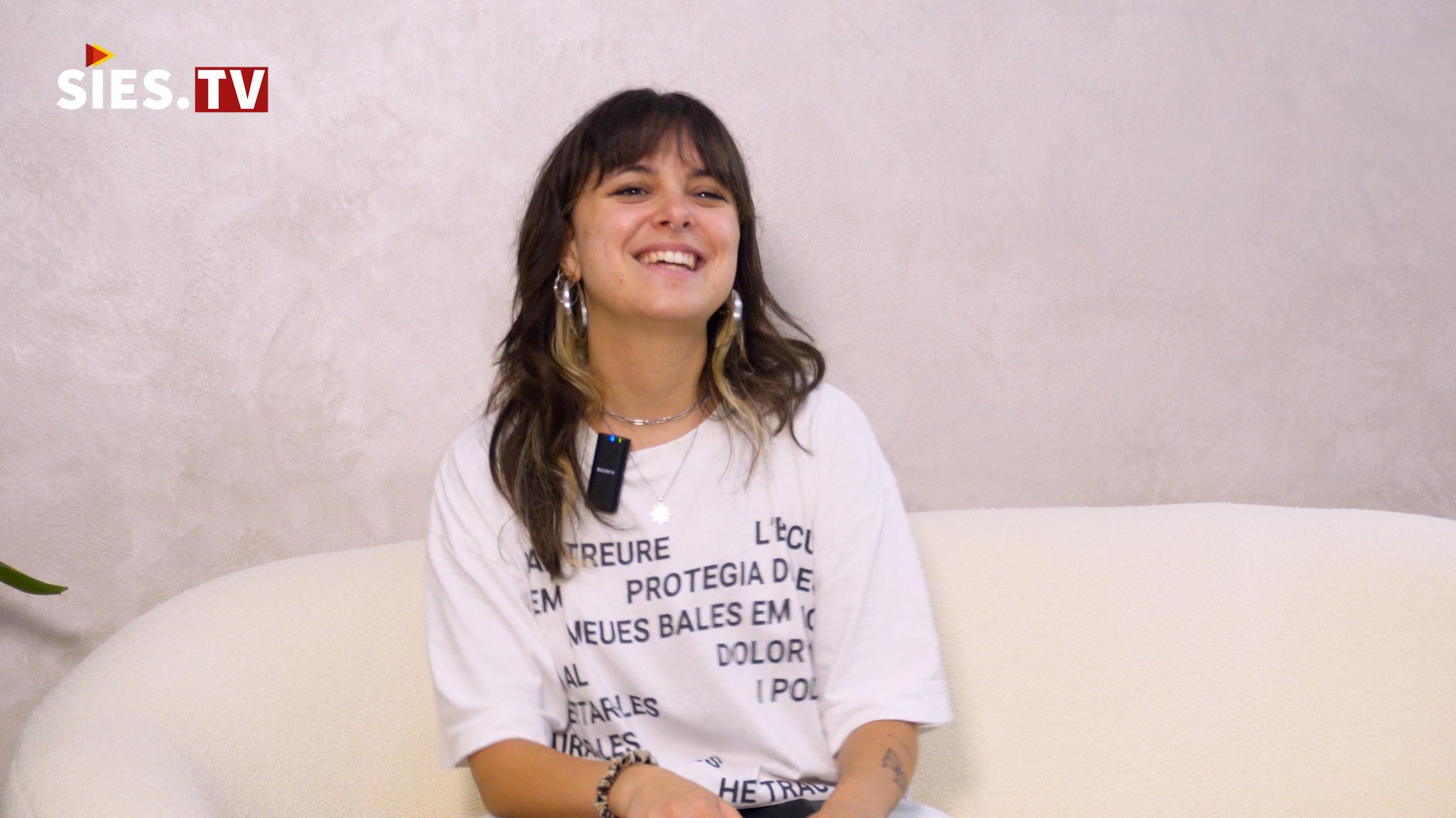 siestv's tweet card. Entrevista amb la cantant valenciana Esther que ha publicat “Tot comença”, el seu disc més personal i potent fins ara.