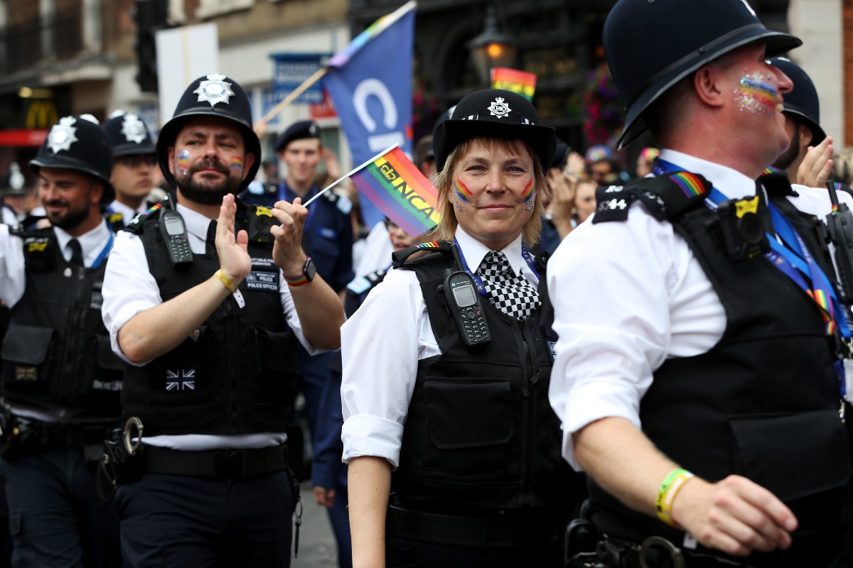 DanieldeLiever's tweet card. De Britse rechter heeft een streep gezet door de deelname van de politie aan de Pride-parade in Newcastle. Volgens de uitspraak schendt die deelname de verplichting tot onpartijdigheid. Het vonnis hee