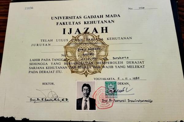 officialinews_'s tweet card. Ijazah SMA dan S1 Jokowi disita penyidik Polda Metro Jaya. Dokumen itu akan diteliti di labfor.