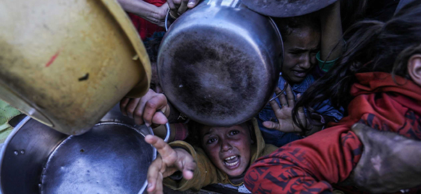 IslamiQde's tweet card. Die dramatische Lage im Gazastreifen rufen Muslime zu einem Schulterschluss der Religionsgemeinschaften auf. Es gehe um eine ethische Pflicht – und um die Wahrung der Menschenwürde.