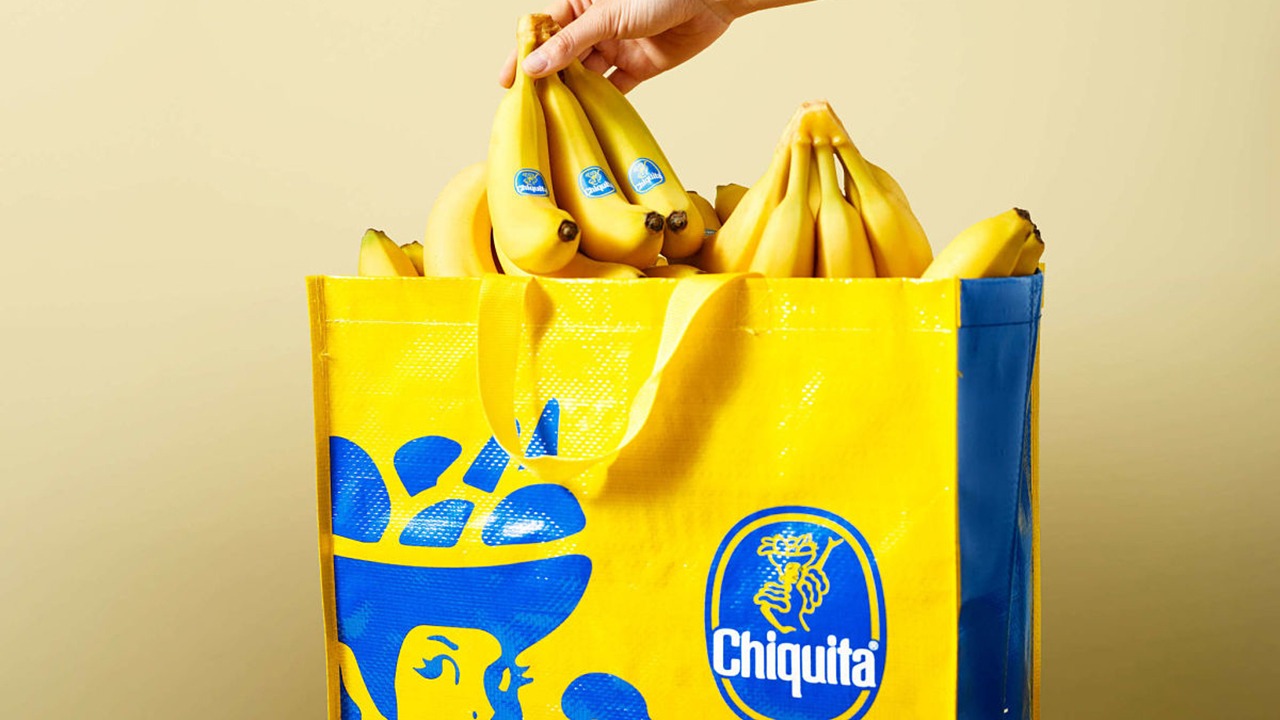 estoescambio's tweet card. El llamado se hizo en la condena contra siete exdirectivos de la empresa Banadex S.A., filial de Chiquita Brands, hallados culpables por pagarles a paramilitares por cada caja de banano exportada. El...