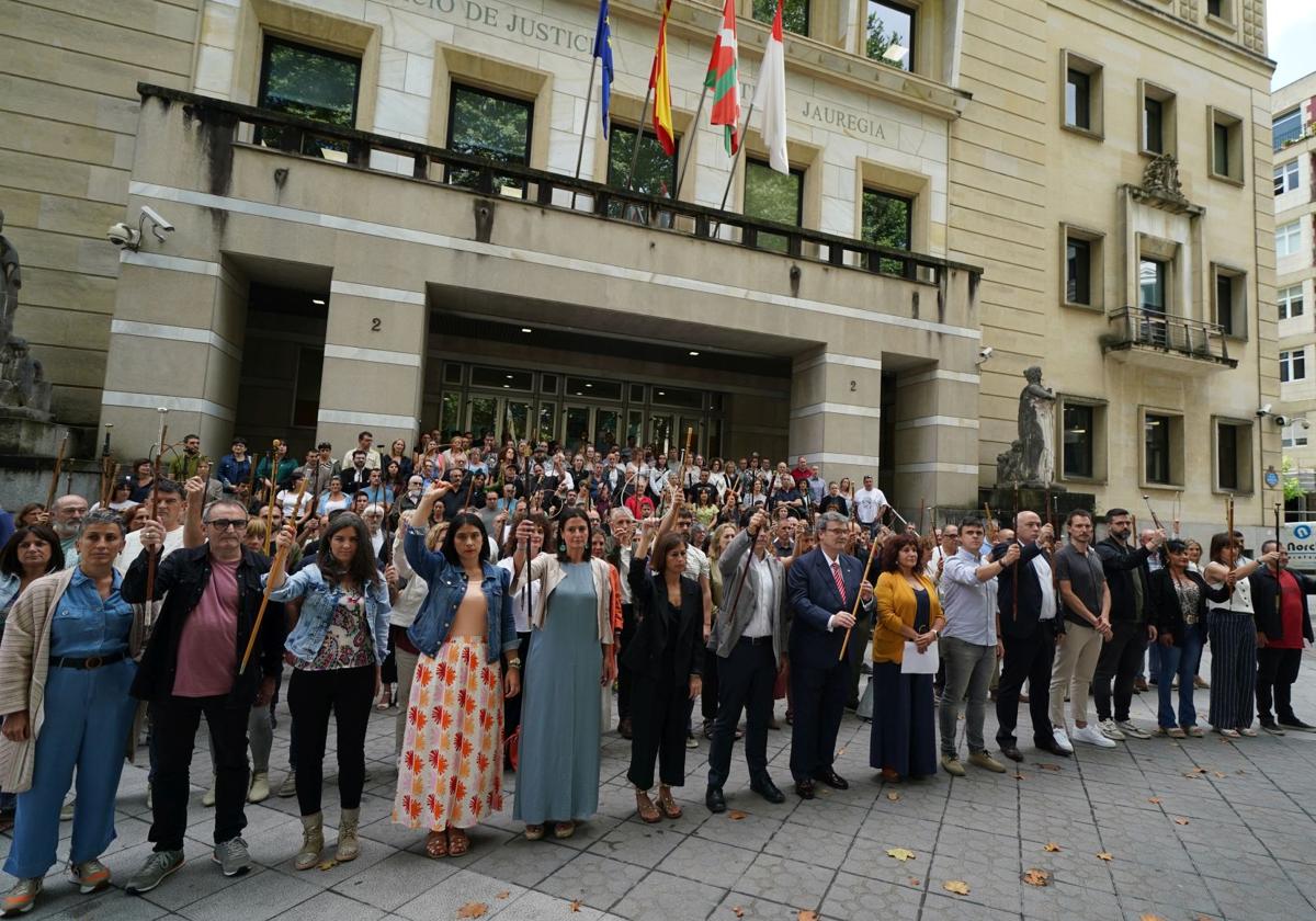 vox_vasco's tweet card. Cargos electos de PNV y Bildu llaman a la «unidad» de acción ante el «grave daño» al autogobierno vasco