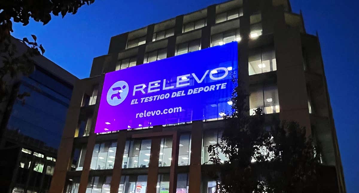 relevo's tweet card. Tres años de Relevo dan para muchas anécdotas, leyendas urbanas y agradecimientos.