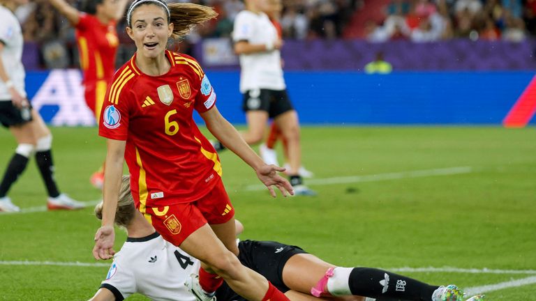 SkySportDE's tweet card. Zufall? Oder glücklich über den Schlappen gerutscht? Von wegen! Das Siegtor von Weltfußballerin Aitana Bonmati für Weltmeister Spanien im EM-Halbfinale gegen Deutschland (1:0 n.V.) war genau so...