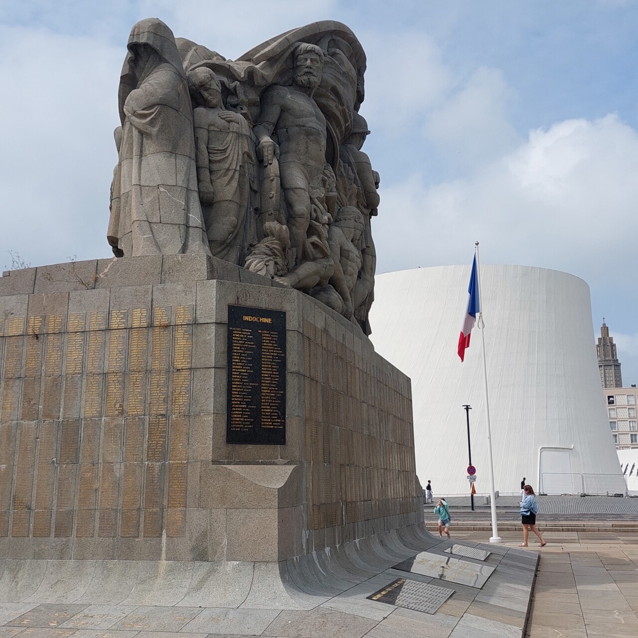76actu's tweet card. Deux personnes ont été interpellées dimanche 20 juillet 2025 au Havre (Seine-Maritime). L'une d'elles a brandi un drapeau sur lequel figurait une inscription nazie.