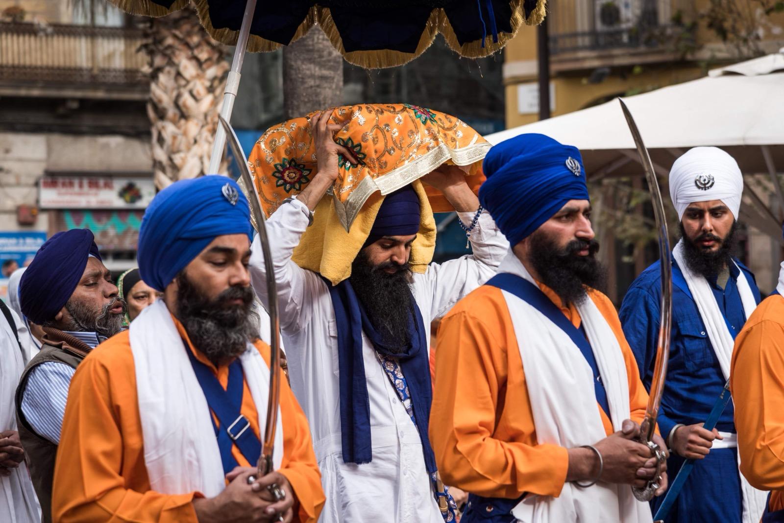 dialogal_'s tweet card. Anna Punsoda visita la Gurdwara que els sikhs tenen a Sant Adrià de Besòs, a tocar de les Tres Xemeneies.