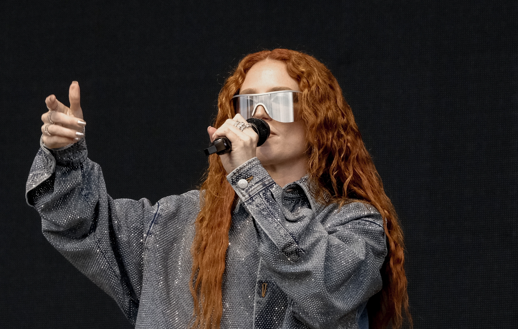 NME's tweet card. Jess Glynne has come face to face with the voice behind the viral Jet2holidays ad – watch the moment here. 