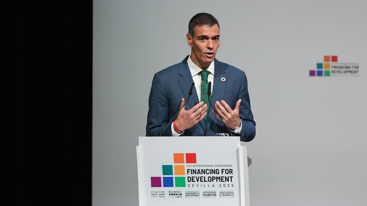 EnemigoAnonimo_'s tweet card. Interior califica a los dos jóvenes, que vendían el acceso a las bases de datos, de “amenaza muy grave para la Seguridad Nacional”