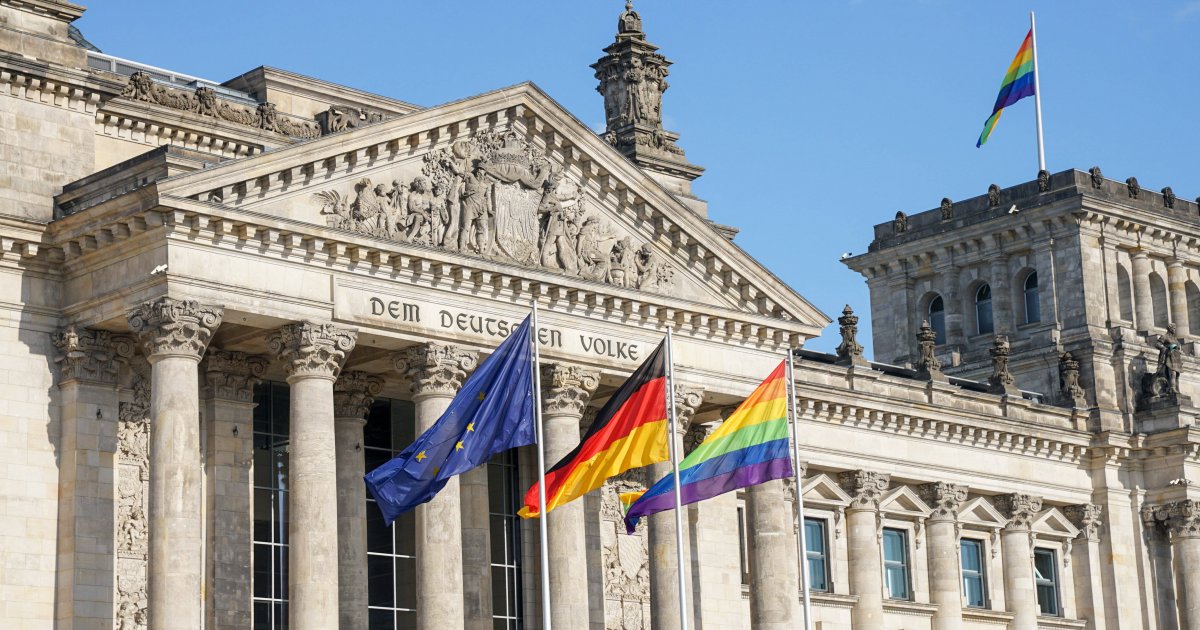 vorwaerts's tweet card. Veranstaltungen zum Christopher Street Day (CSD) stehen zunehmend unter Druck. Gleichzeitig wird die Regenbogenflagge auf dem Bundestag verboten – für Falko Droßmann, den queerpolitischen Sprecher...