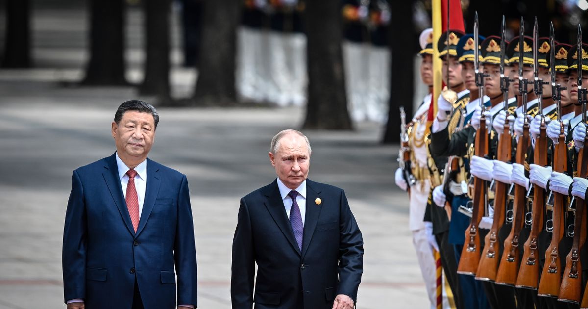 SvDledare's tweet card. LEDARE. När EU:s ledare nu träffar Xi Jinping i Peking får de inte fastna i protektionistiska önskedrömmar. Det som borde stå i fokus är Kinas nära band till Ryssland.