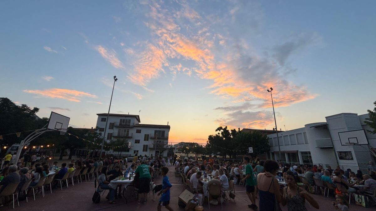 radiobanyoles's tweet card. S’han exhaurit tiquets cada setmana reunint més 300 persones al pati de l’escola.
