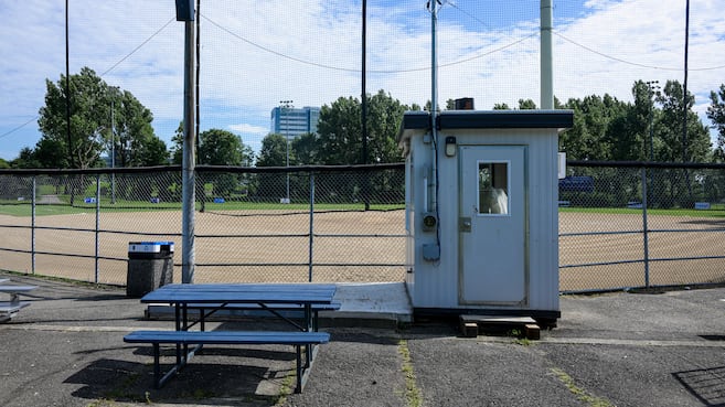 lesoleildeqc's tweet card. Des estrades «qui font pitié», des toilettes «désuètes» et un état général «malaisant»: les organisateurs d’un tournoi de baseball de Lévis sont découragés par la «décrépitude» et le manque d’entre...