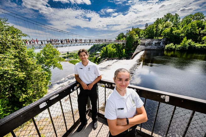 lesoleildeqc's tweet card. Deux étudiants en technique policière sont intervenus auprès d’une touriste ayant subi un malaise au Parc de la Chute-Montmorency. Ils ont réussi à la stabiliser en attendant les services d’urgence.