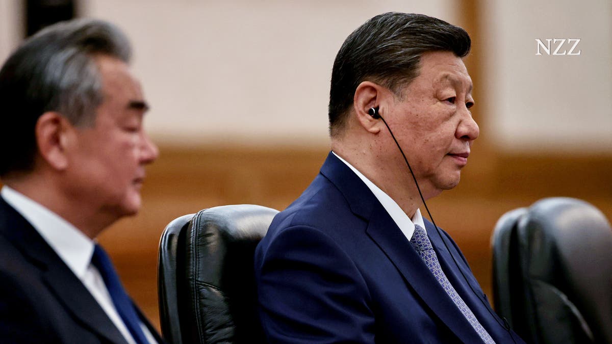 NZZde's tweet card. Beim China-EU-Gipfel in Peking ist das Verhältnis zwischen den beiden Handelspartnern so angespannt wie lange nicht. Doch Staatspräsident Xi versucht, der EU-Spitze zu schmeicheln.